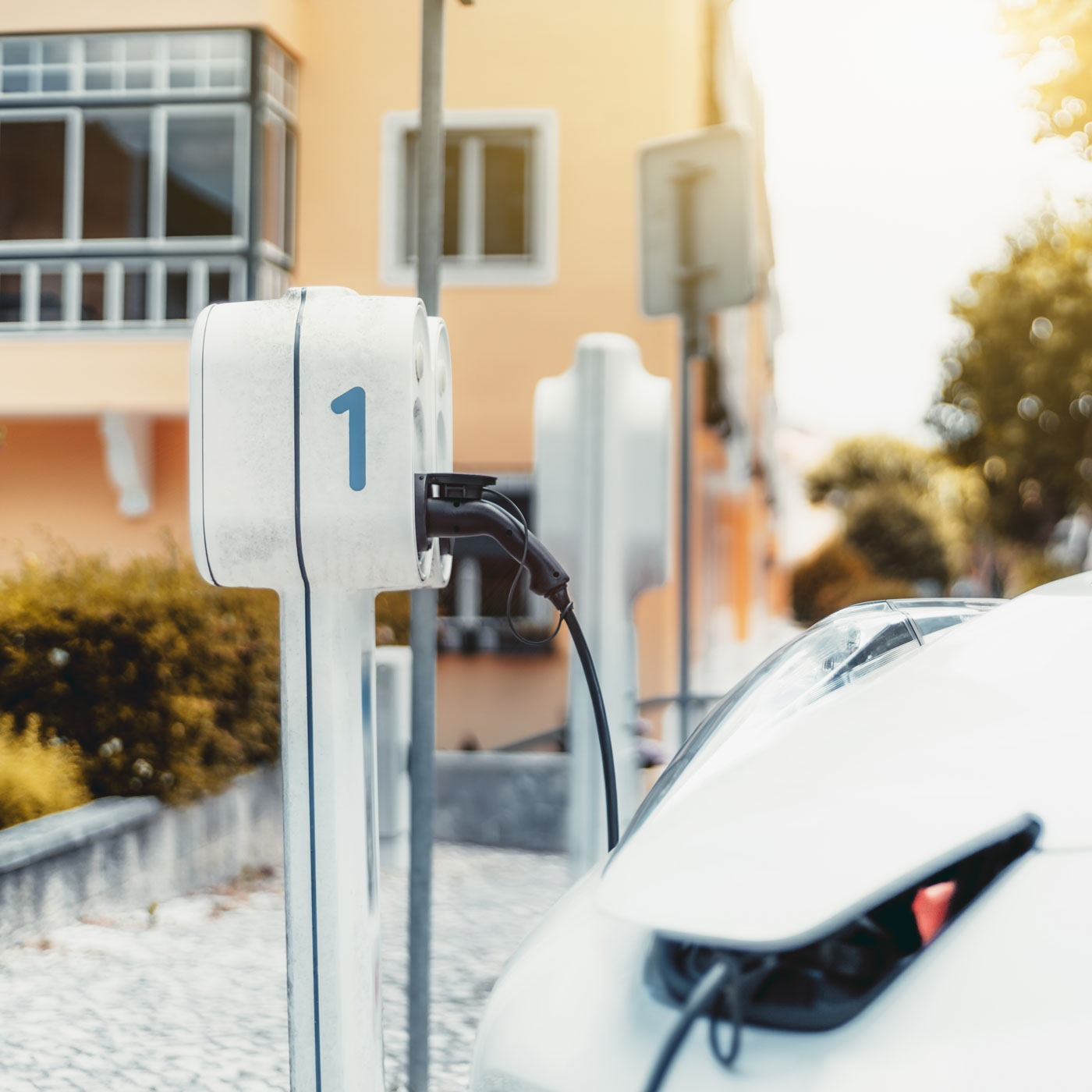 Elektroauto beim Laden an einer Ladesäule